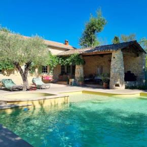 Villa charmante à Lussan avec piscine privée et jardin closa